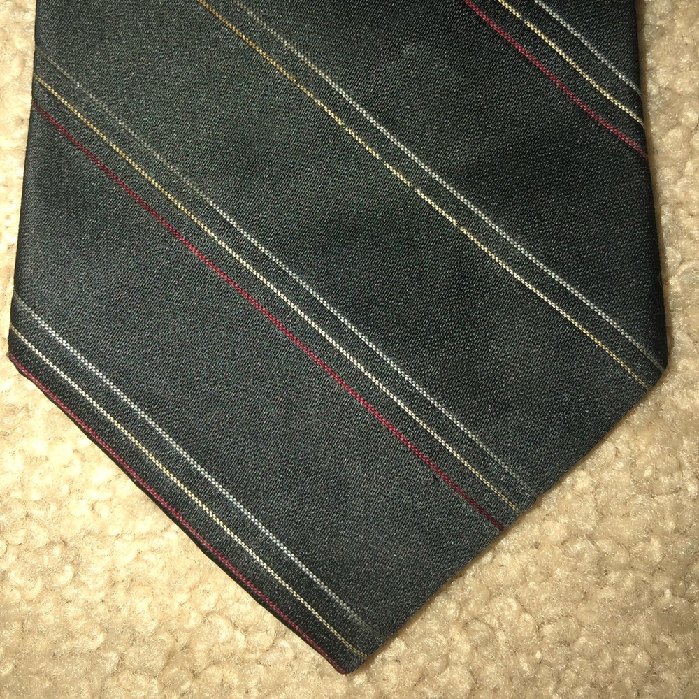 Men’s buckingham neck tie.
